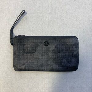 Lululemon Dual Pouch Wristlet - Black/Gray Camo